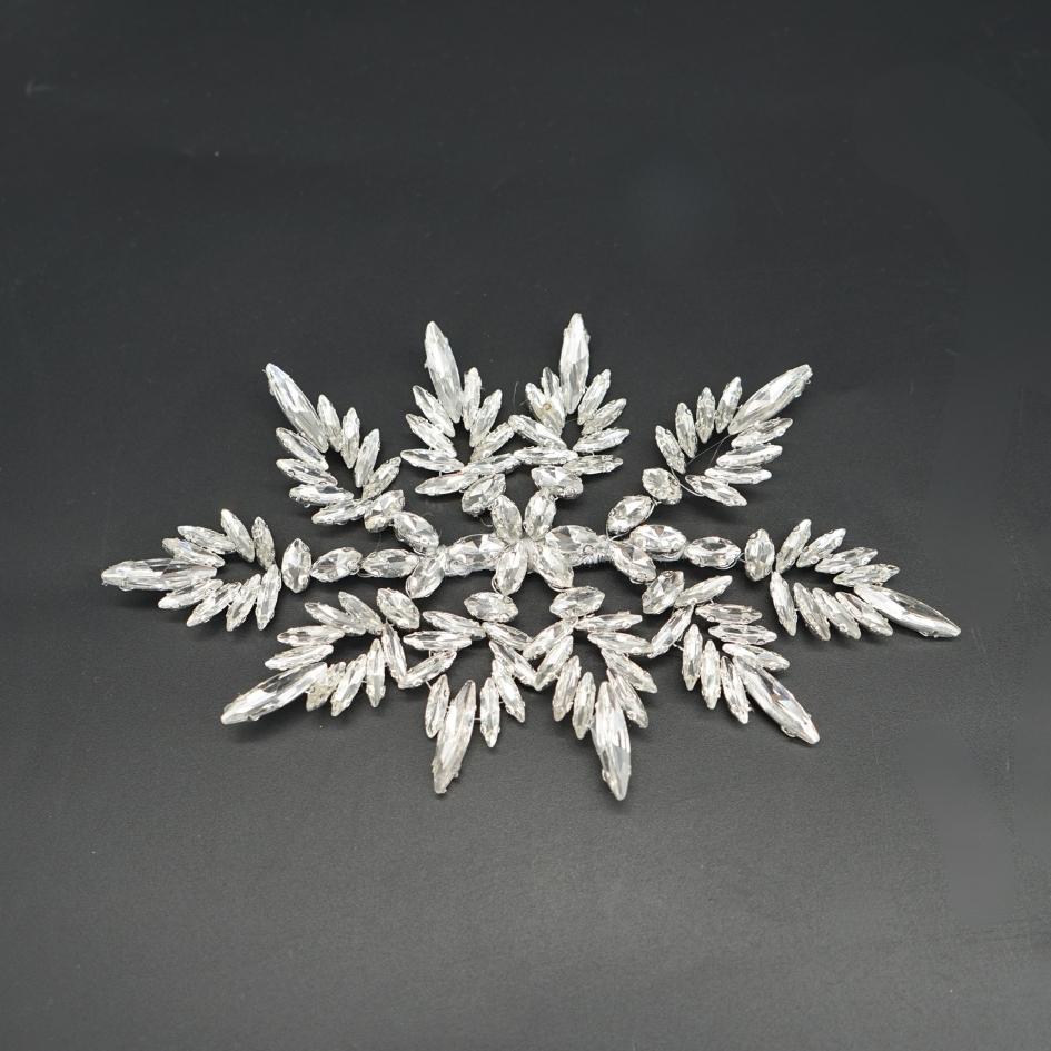 Broche en forme de feuille avec cristaux