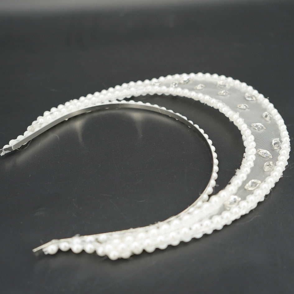 Bandeau-couronne blanche avec perles et tissu fin transparent