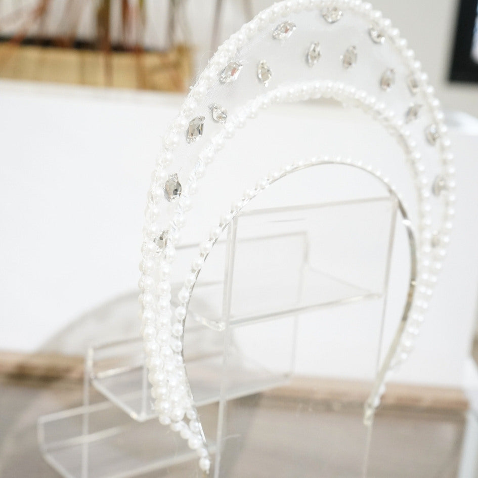 Bandeau-couronne blanche avec perles et tissu fin transparent