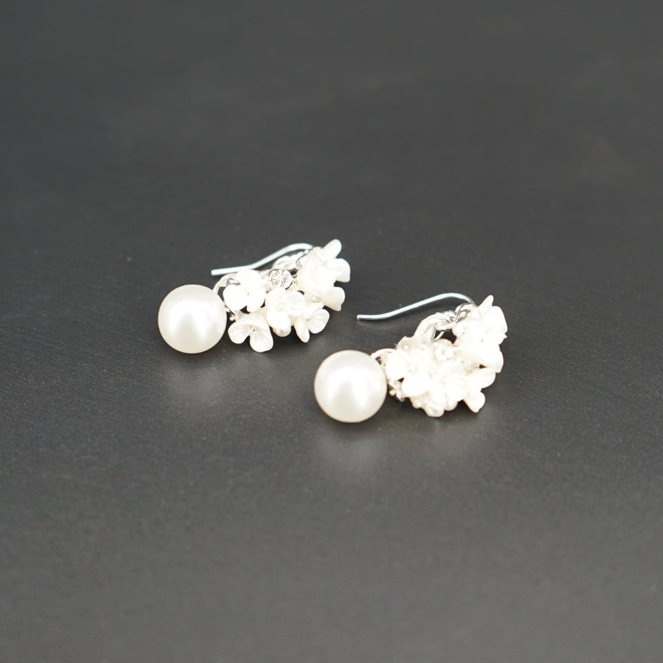 Boucles d’oreilles perles blanches et fleurs