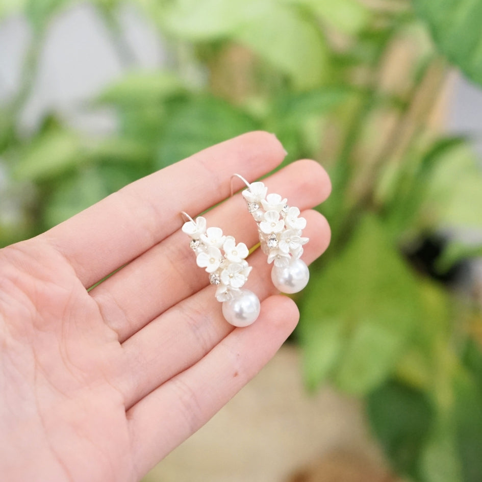 Boucles d’oreilles perles blanches et fleurs