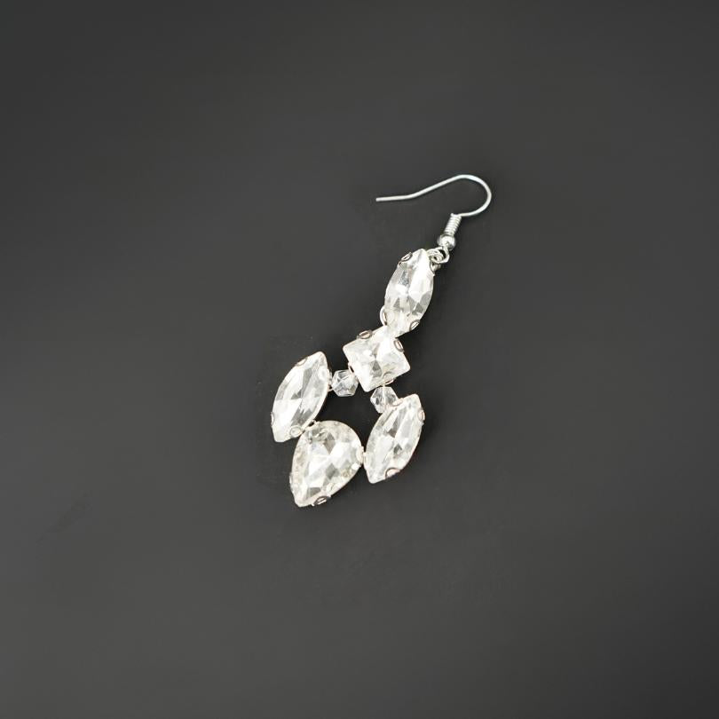 Boucles d'oreilles en cristal blanche , boucles d'oreilles pendantes en cristal, boucles d'oreilles de mariée, boucles d'oreilles blanche, boucles d'oreilles en cristal