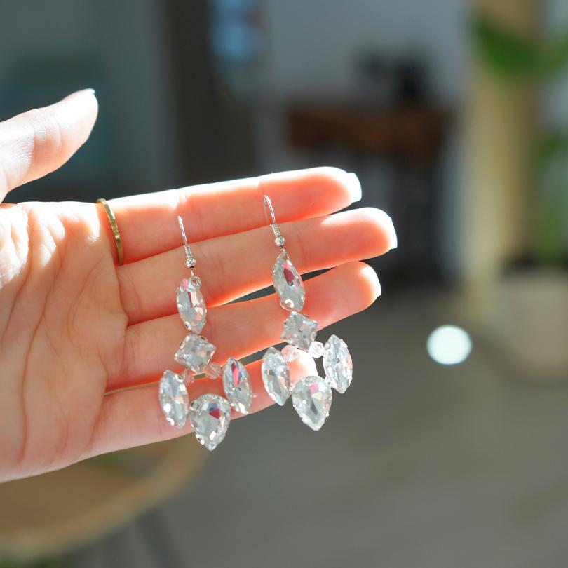 Boucles d'oreilles en cristal blanche , boucles d'oreilles pendantes en cristal, boucles d'oreilles de mariée, boucles d'oreilles blanche, boucles d'oreilles en cristal