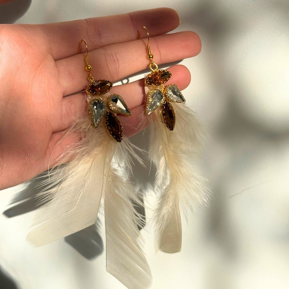 Boucles d’oreilles avec plumes doré et cristaux