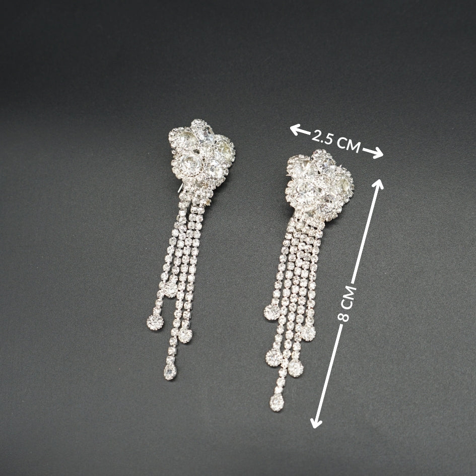 Boucles d'oreilles longues en strass argenté - Bijoux élégants pour femme