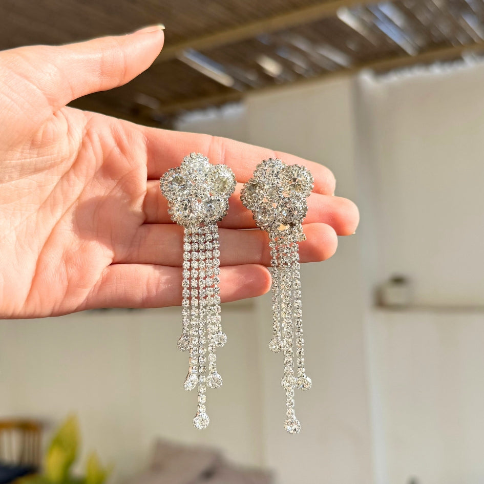 Boucles d'oreilles longues en strass argenté - Bijoux élégants pour femme