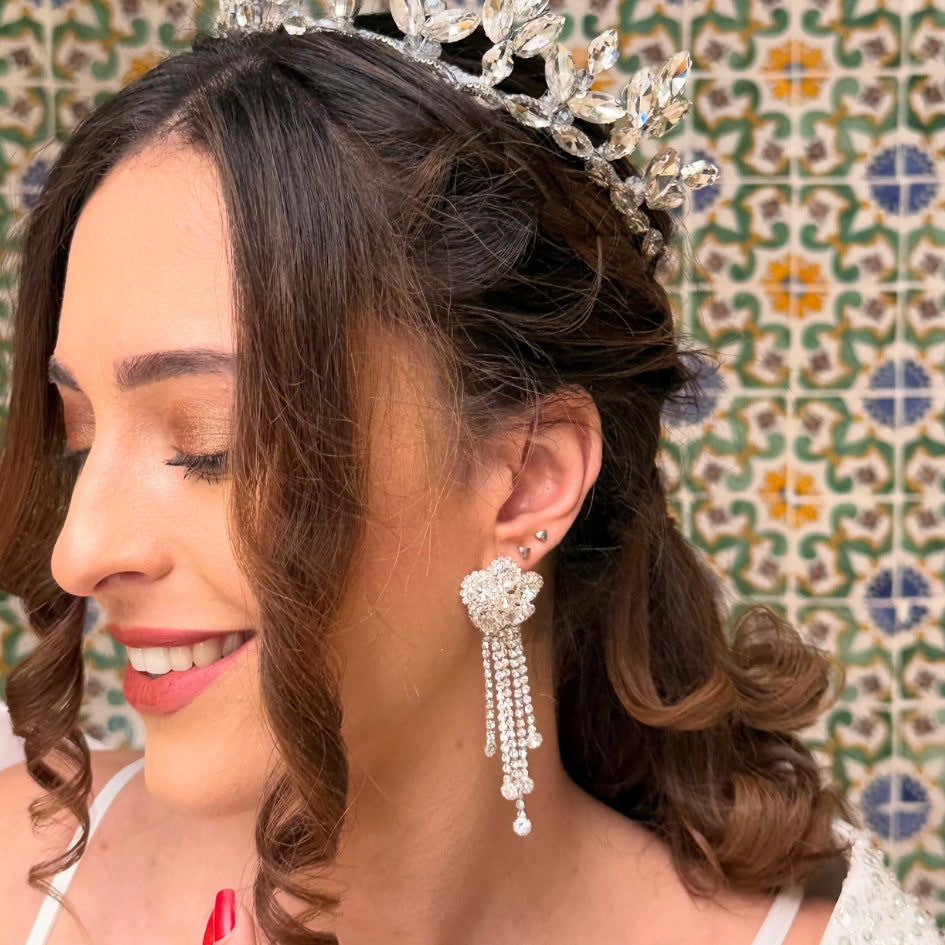 Boucles d'oreilles longues en strass argenté - Bijoux élégants pour femme