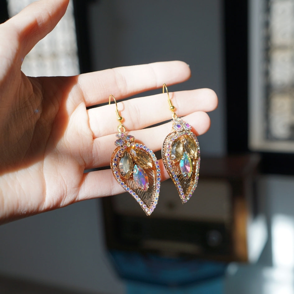 Boucles d’oreilles pendantes cristal et feuille dorée