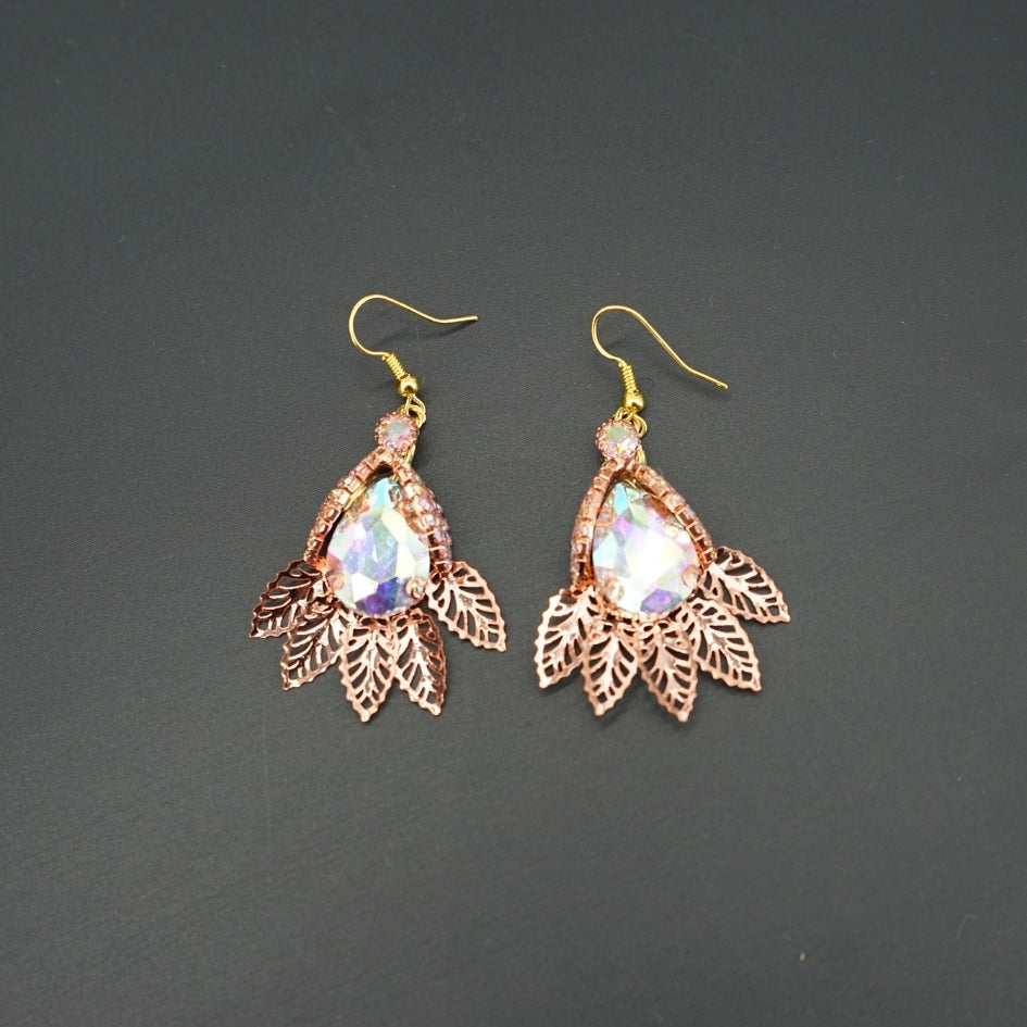 Boucles d’oreilles pendantes en cristal irisé et feuilles