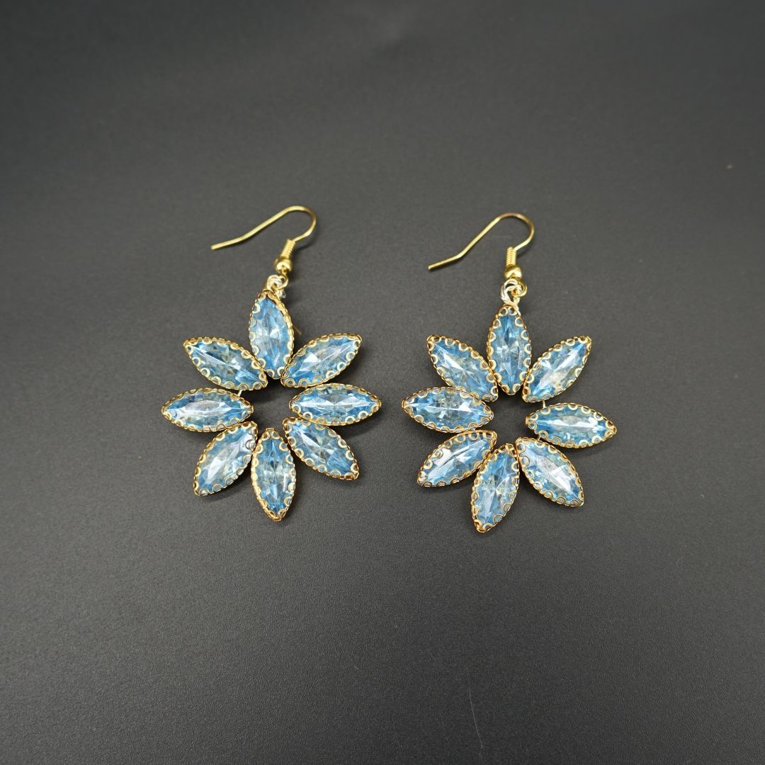 Boucles d'oreilles scintillantes avec design floral en strass bleu ciel