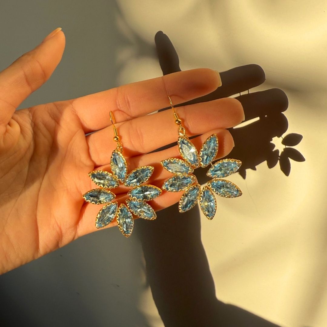 Boucles d'oreilles scintillantes avec design floral en strass bleu ciel