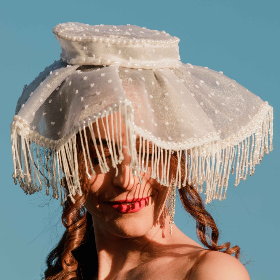 Chapeau de fête en dentelle et perles élégantes