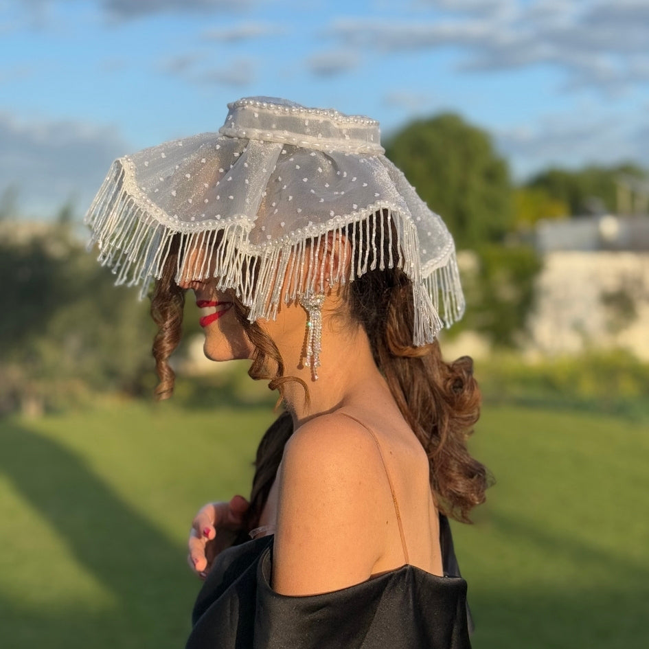 Chapeau de fête en dentelle et perles élégantes