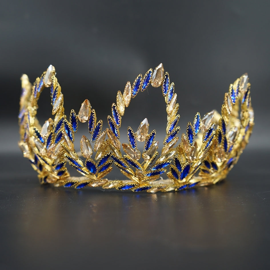 Couronne de soirée dorée avec détails bleu royal