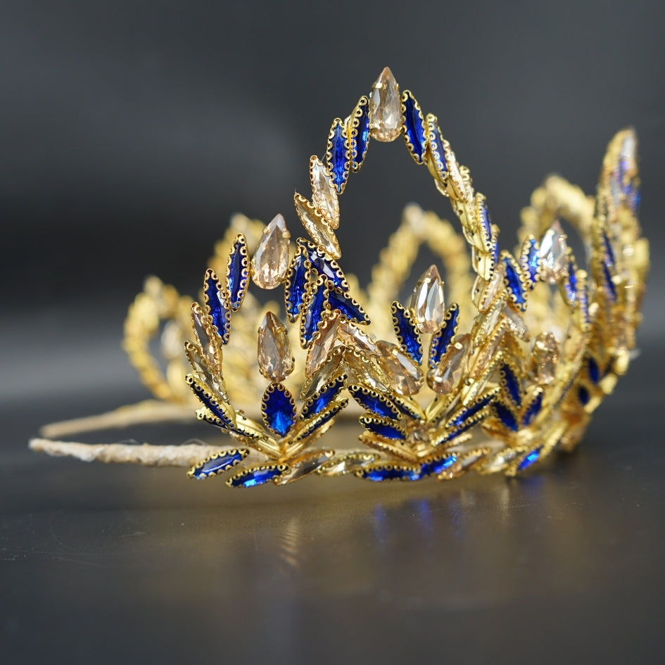 Couronne de soirée dorée avec détails bleu royal