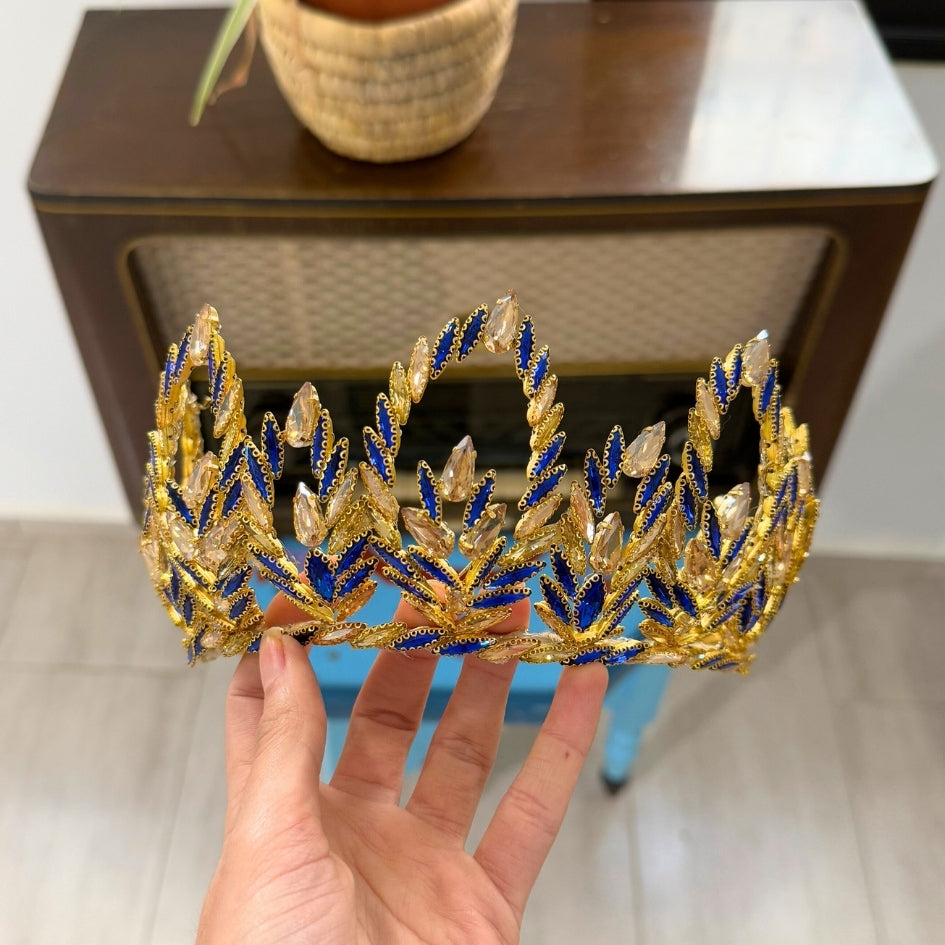 Couronne de soirée dorée avec détails bleu royal