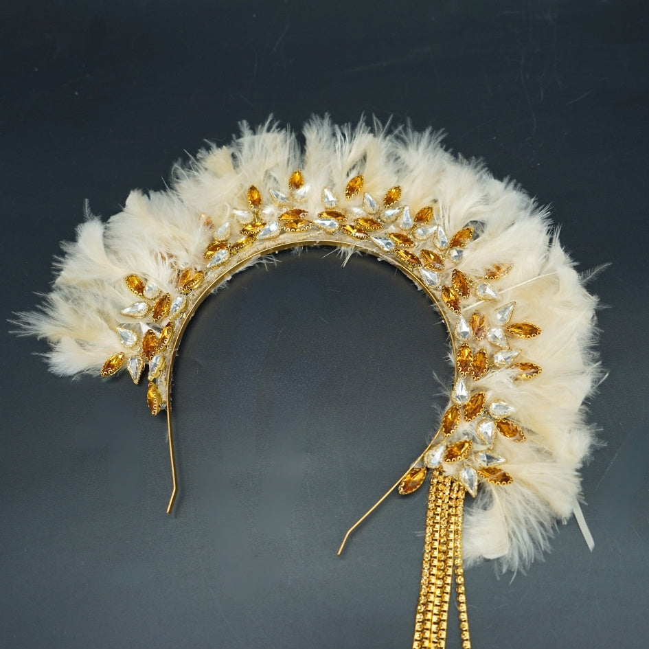 Couronne doré avec des plumes et une Chain