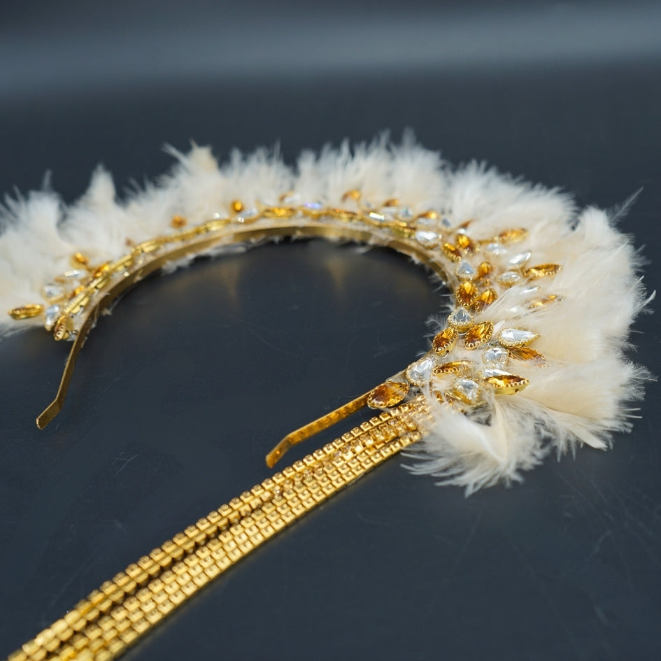 Couronne doré avec des plumes et une Chain