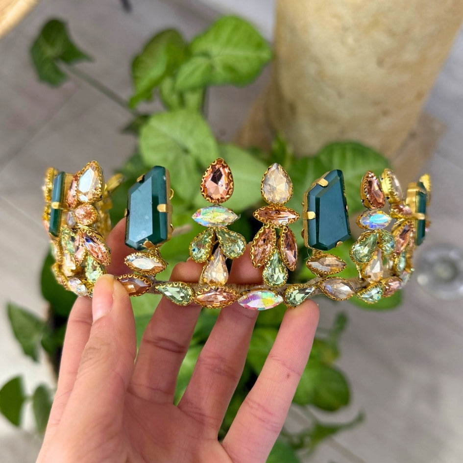 Couronne en strass dorée et verte – Accessoire de luxe