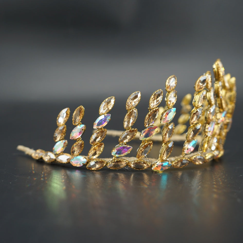 Couronne dorée en strass et cristaux lumineux