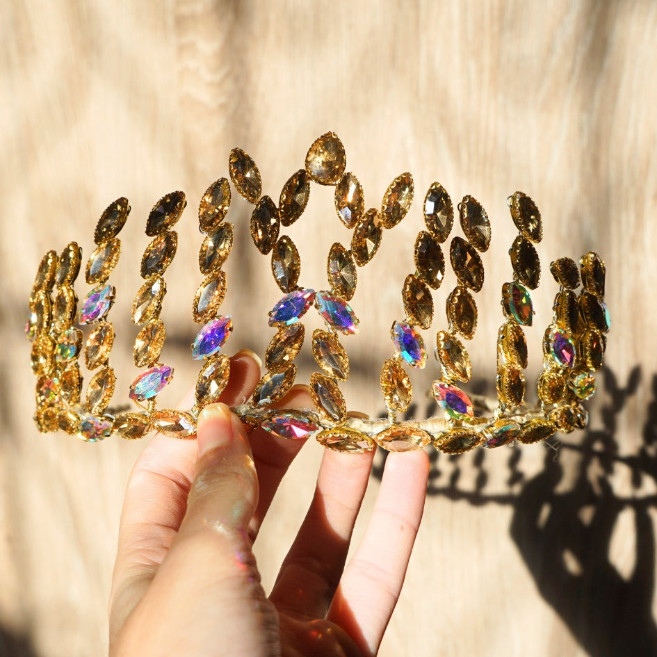 Couronne dorée en strass et cristaux lumineux