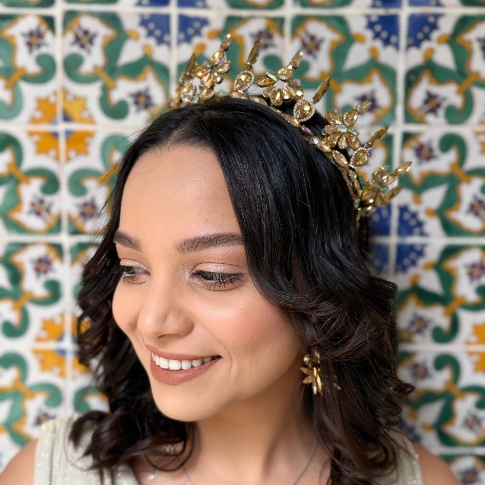 Couronne fleurie en strass doré, bijou de tête glamour pour événement