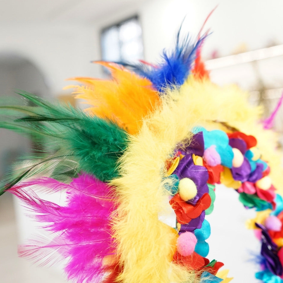 Couronne multicolore avec plumes et fleurs pour festivals et événements