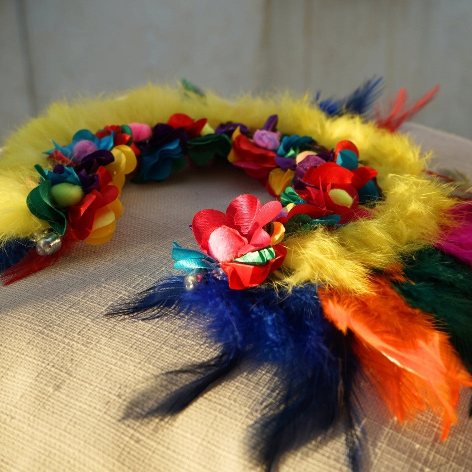 Couronne multicolore avec plumes et fleurs pour festivals et événements