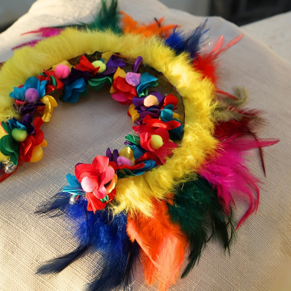 Couronne multicolore avec plumes et fleurs pour festivals et événements