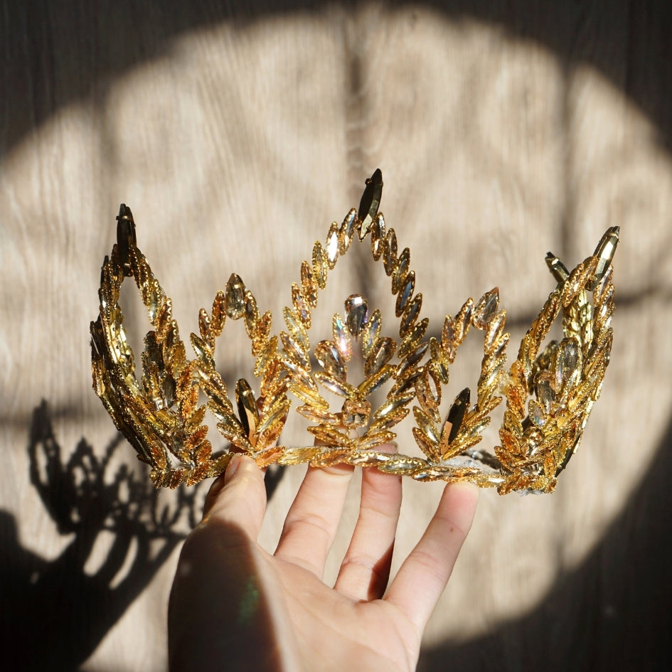 Couronne royal doré de mariage