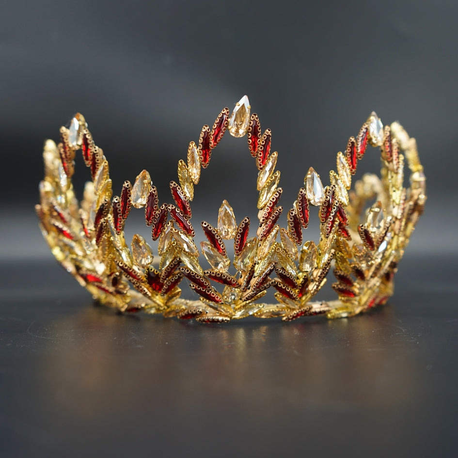 Couronne royale dorée et rouge en cristaux