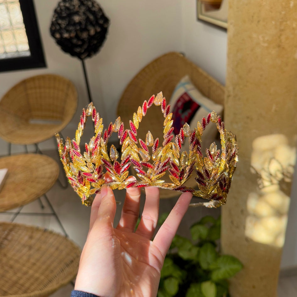 Couronne royale dorée et rouge en cristaux