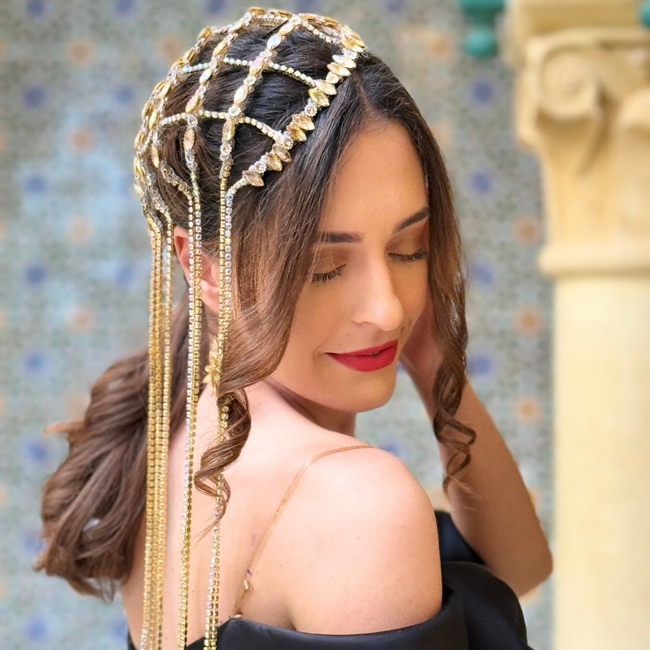 Accessoire de tête doré avec perles et strass, style traditionnel chic